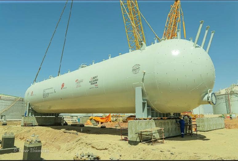 بدء تركيب اوعية تخزين البوتاجاز في مجمع انتاج السولار بأسيوط