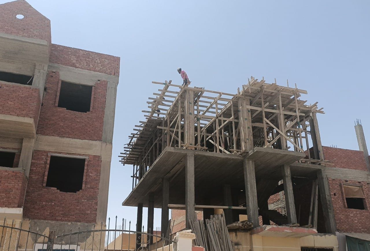 حملات لإزالة مخالفات البناء والإشغالات بـ6 مدن جديدة