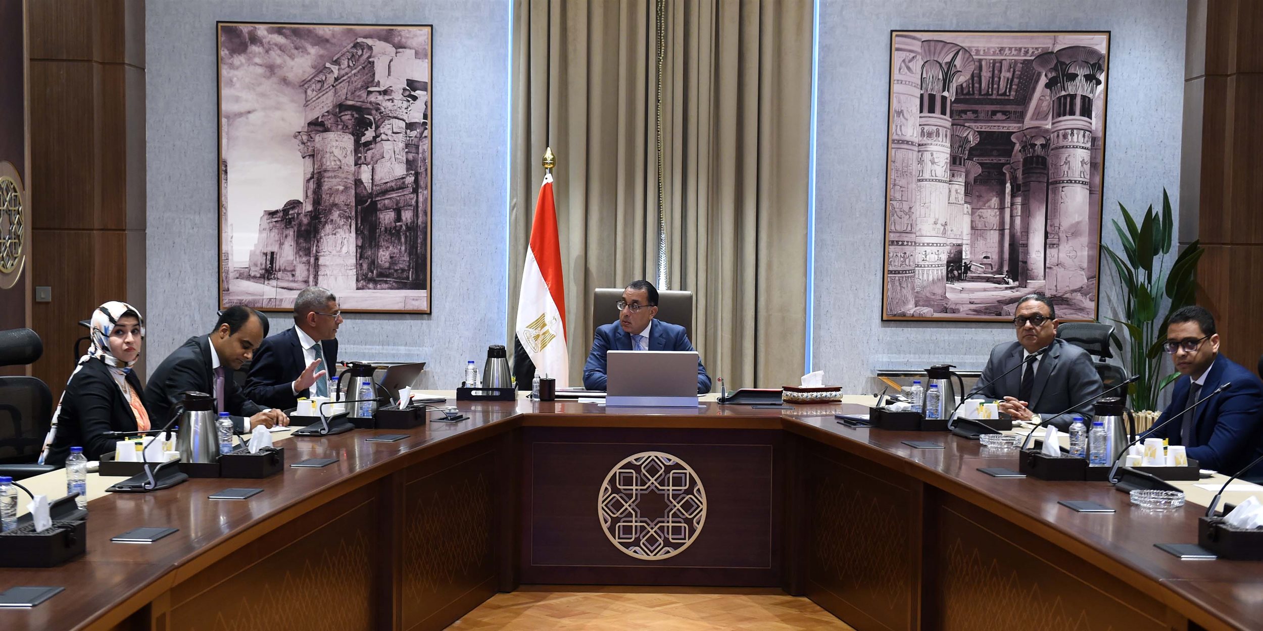 رئيس الوزراء فى اجتماع مع الرئيس التنفيذي لوكالة الفضاء المصرية