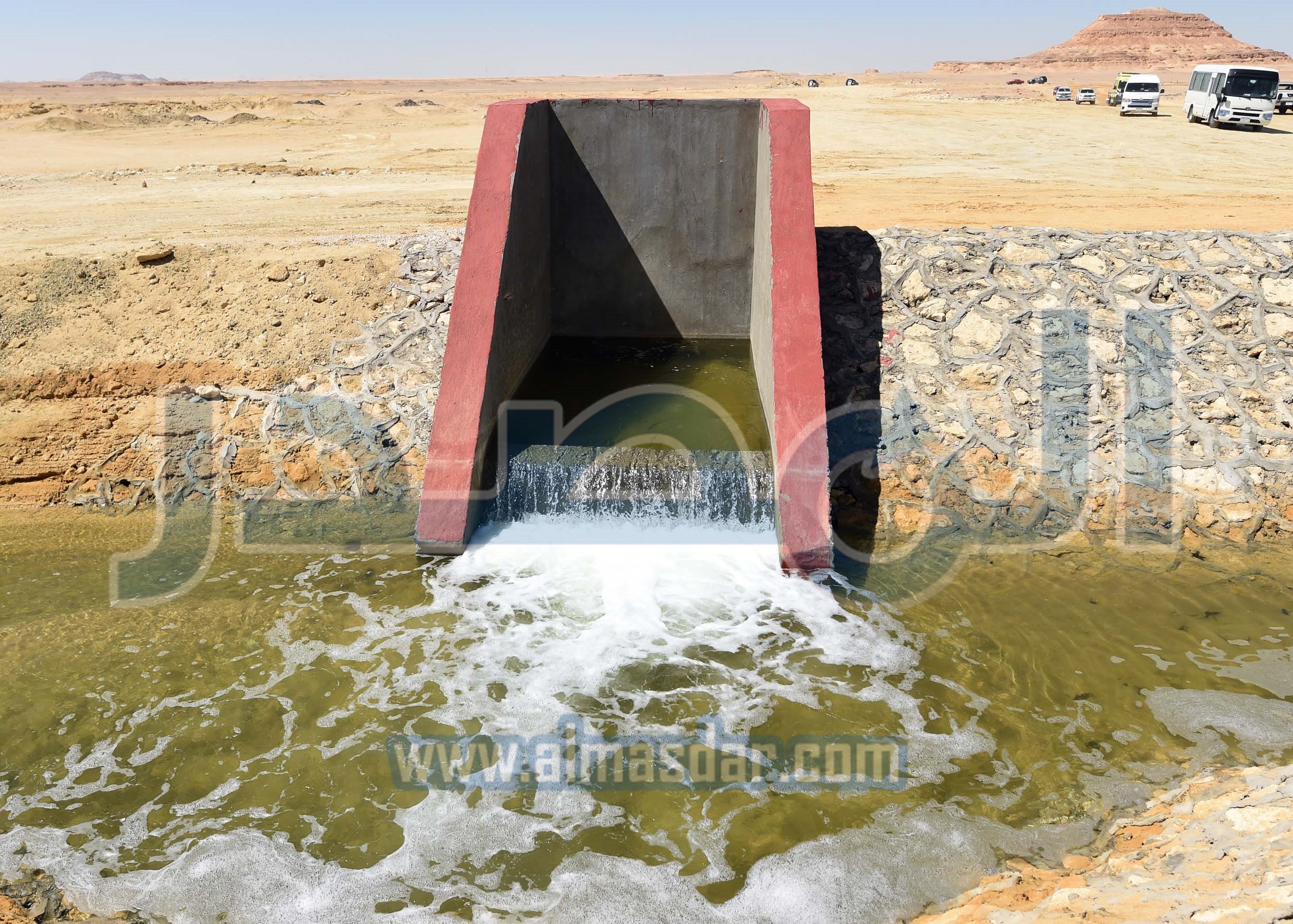 رئيس الوزراء يتفقد مشروع تطوير منظومة إدارة الري بالواحة