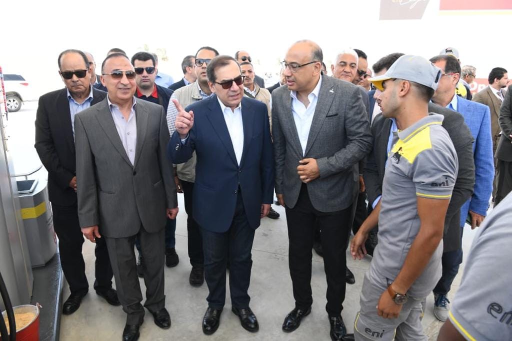 وزير البترول يفتتح محطة الوقود المتكاملة لتموين السيارات