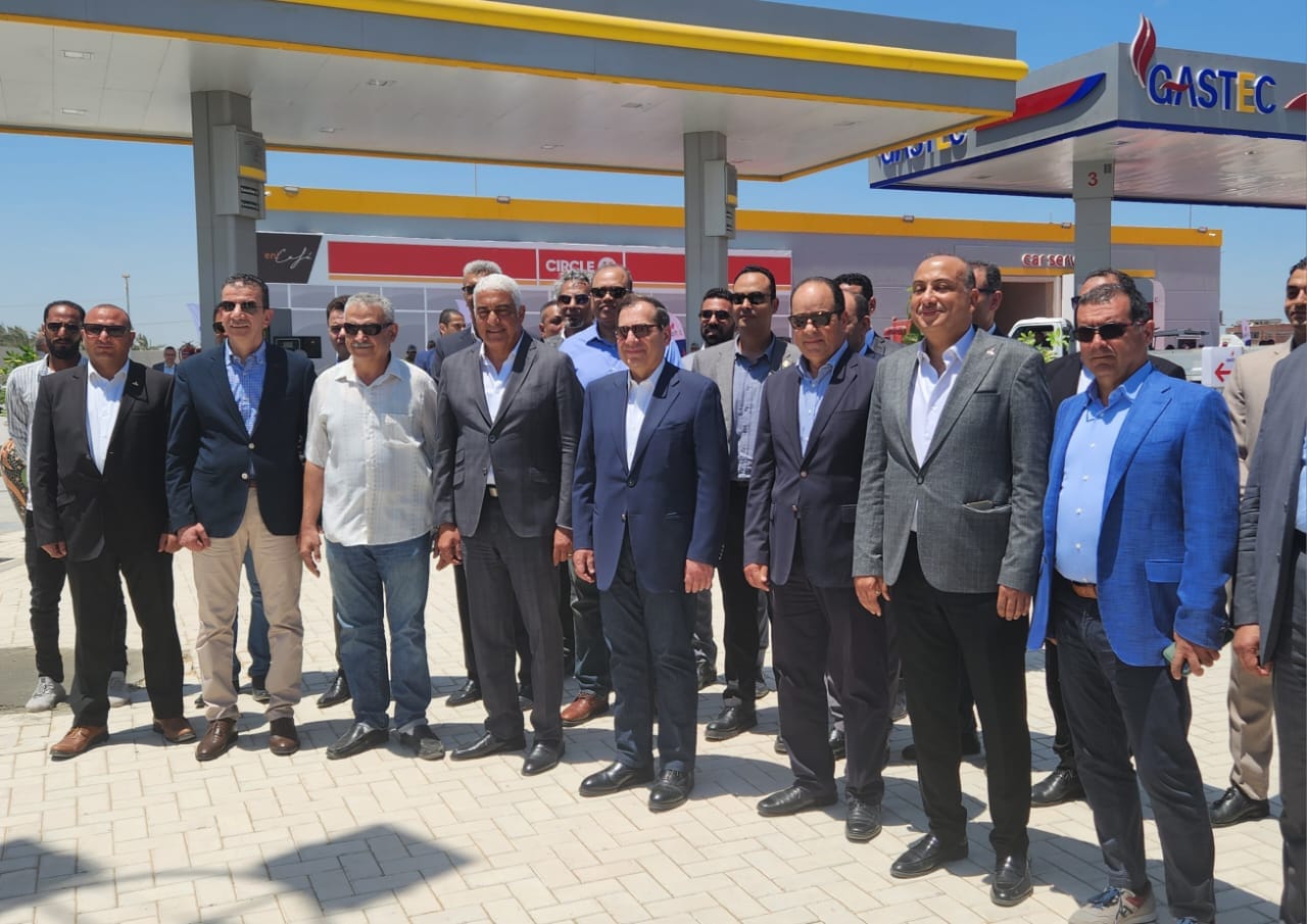 وزير البترول يفتتح محطة الوقود المتكاملة لتموين السيارات
