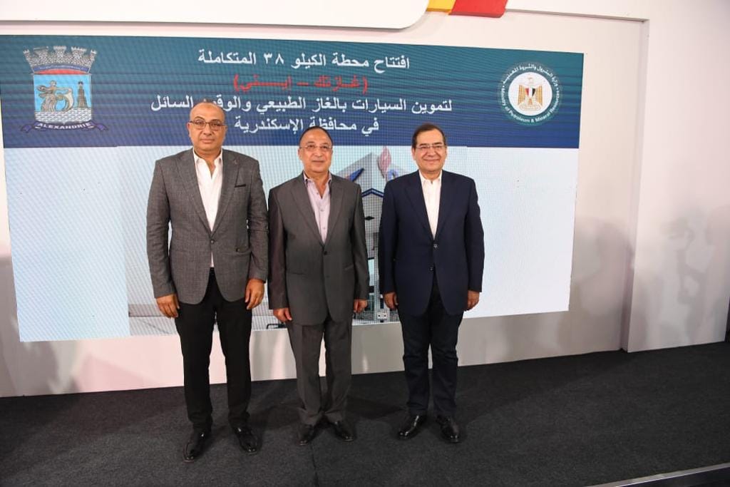 وزير البترول يفتتح محطة الوقود المتكاملة لتموين السيارات