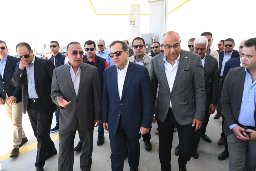 وزير البترول يفتتح محطة الوقود المتكاملة لتموين السيارات