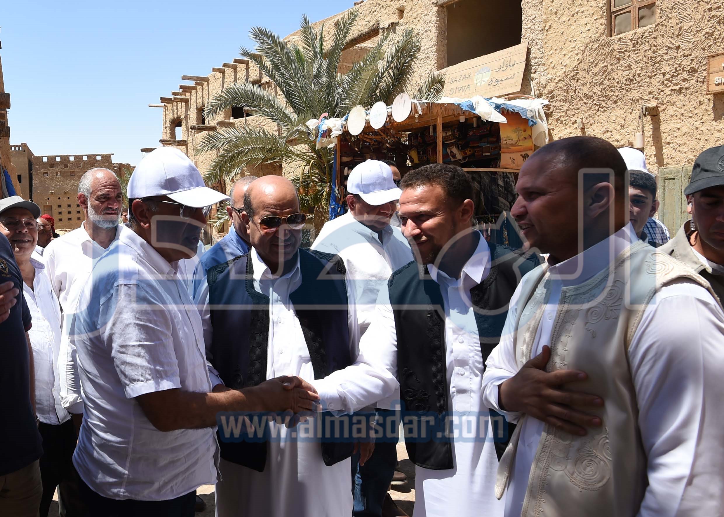 مدبولى يتفقد أعمال التنسيق الحضاري بميدان السوق بواحة سيوة