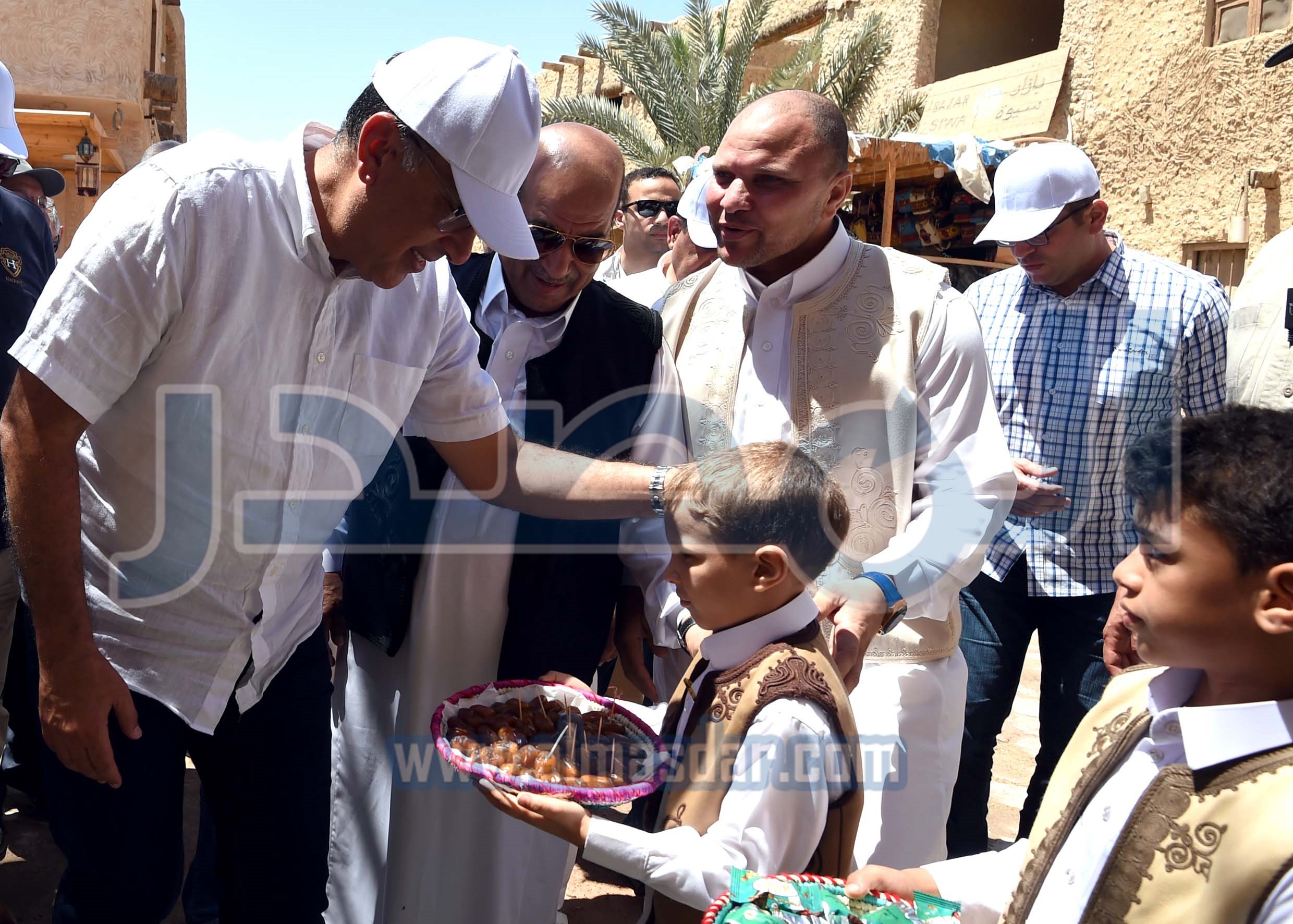 مدبولى يتفقد أعمال التنسيق الحضاري بميدان السوق بواحة سيوة