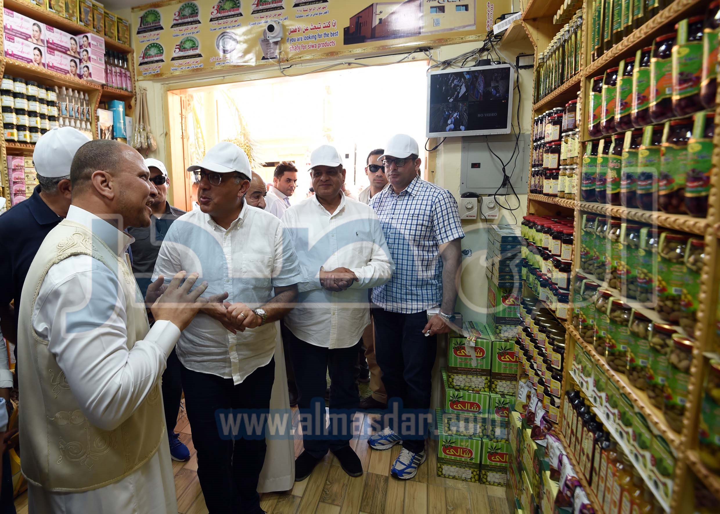 مدبولى يتفقد أعمال التنسيق الحضاري بميدان السوق بواحة سيوة