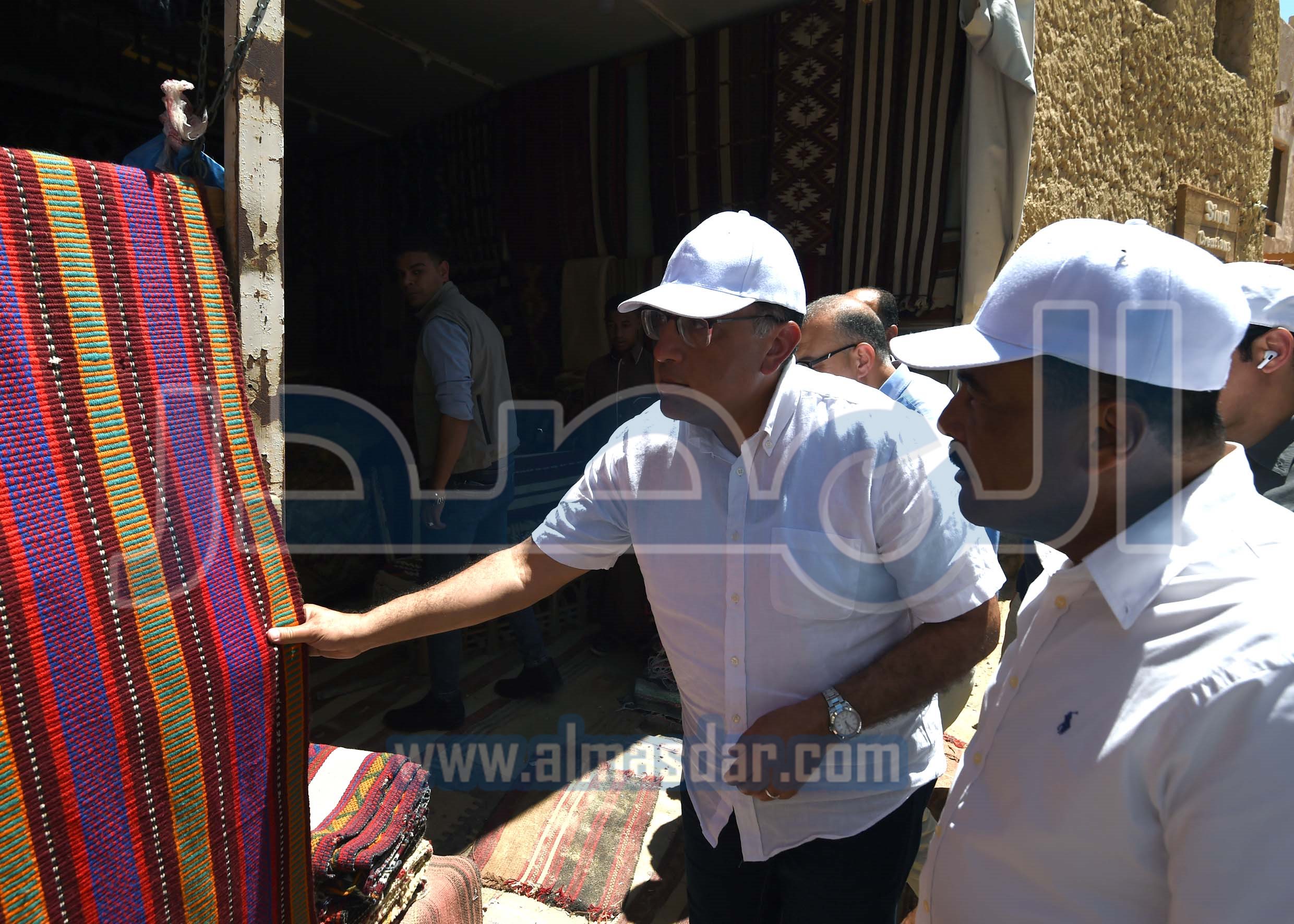 مدبولى يتفقد أعمال التنسيق الحضاري بميدان السوق بواحة سيوة