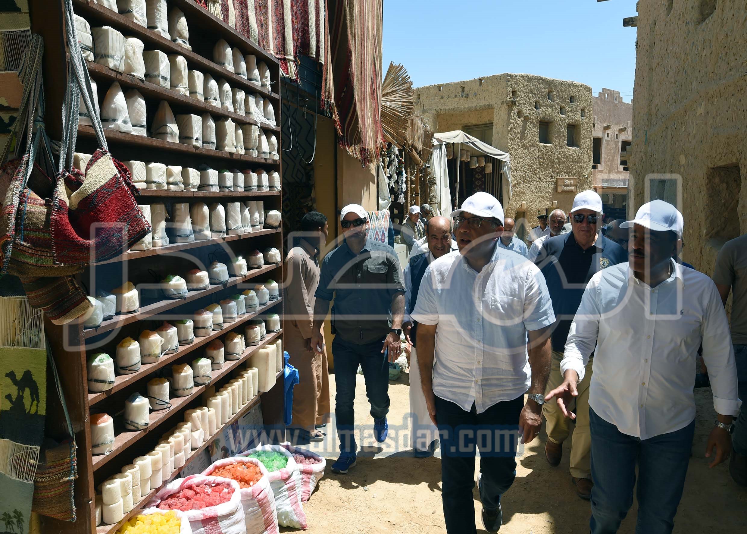 مدبولى يتفقد أعمال التنسيق الحضاري بميدان السوق بواحة سيوة