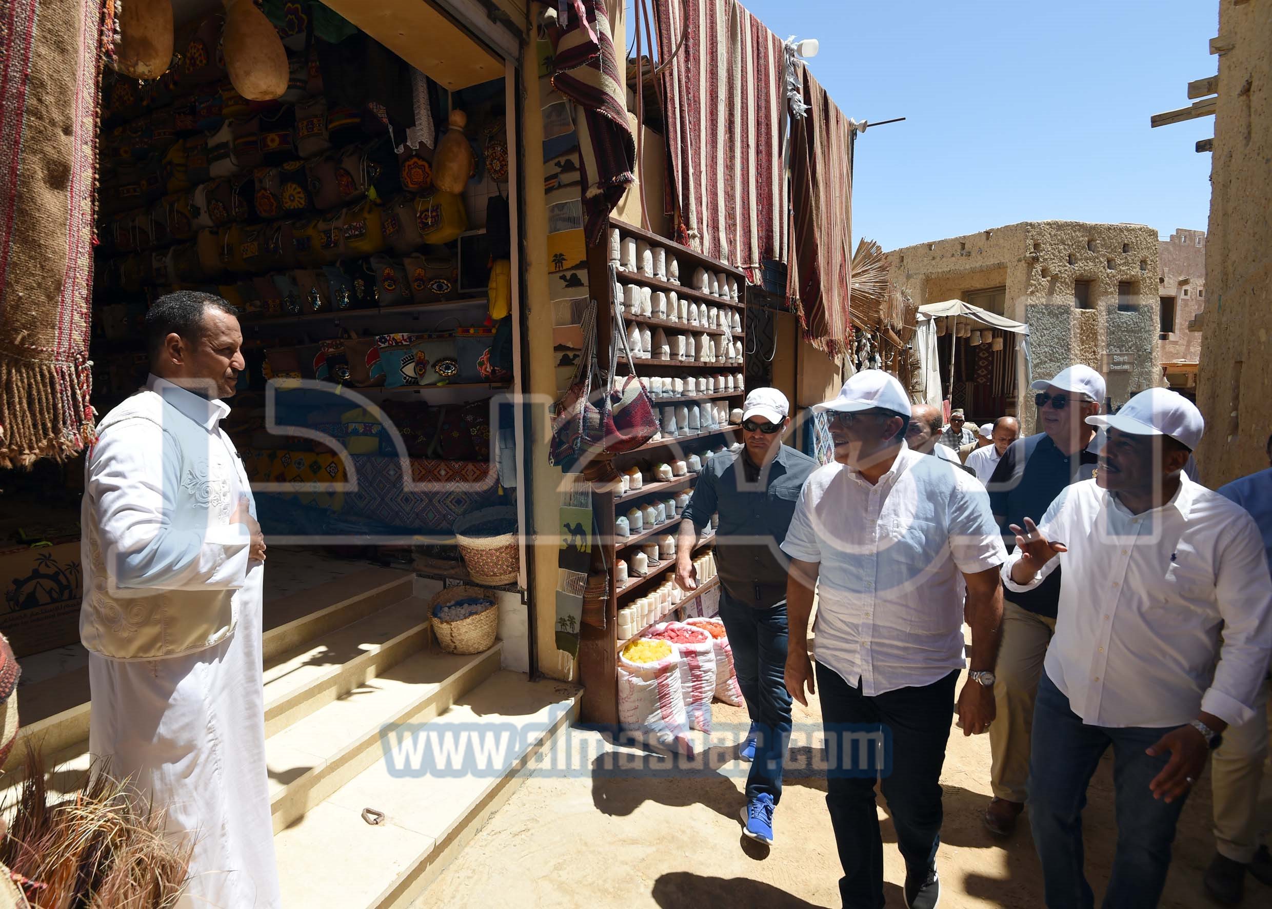مدبولى يتفقد أعمال التنسيق الحضاري بميدان السوق بواحة سيوة