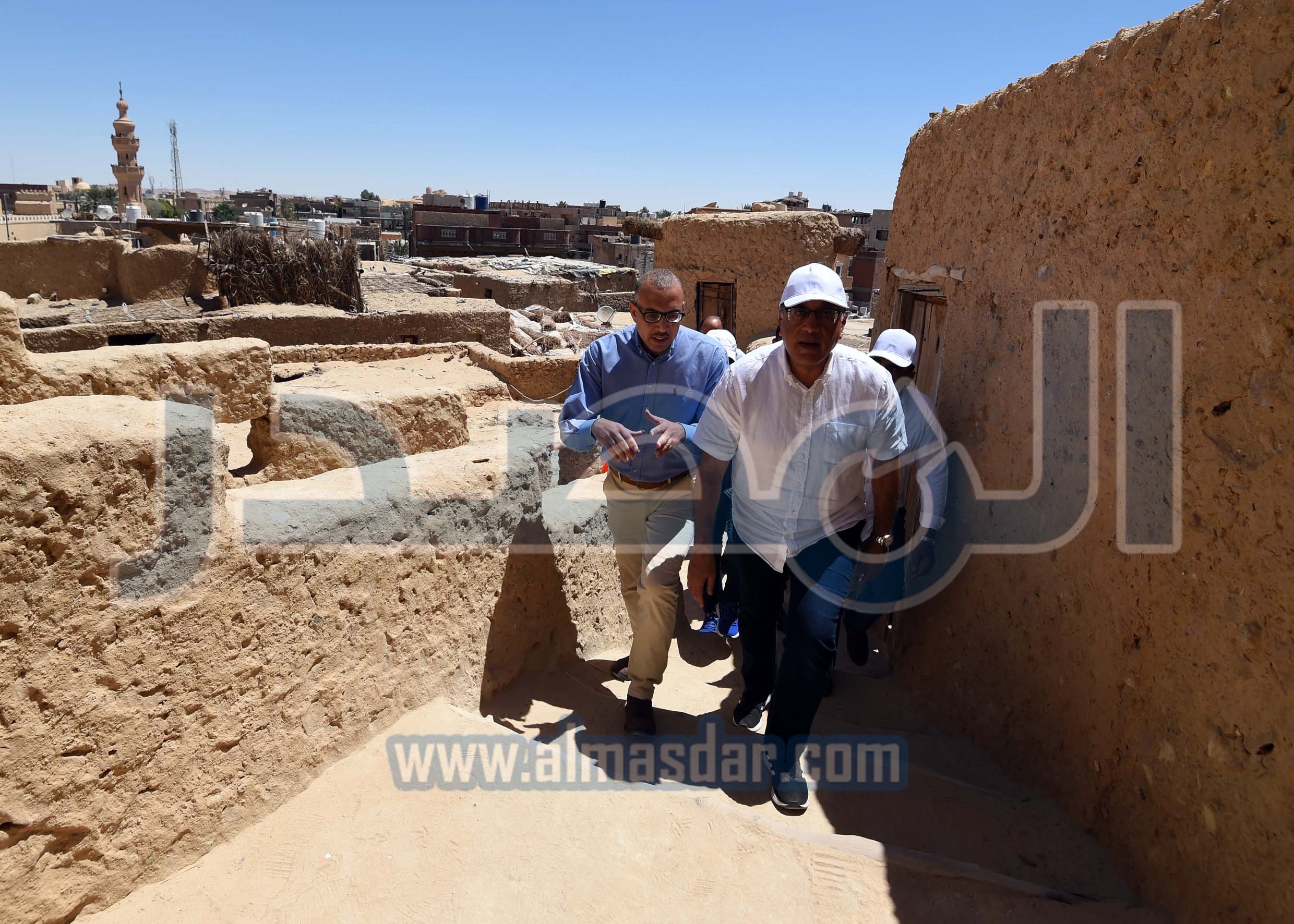 مدبولى يتفقد أعمال التنسيق الحضاري بميدان السوق بواحة سيوة