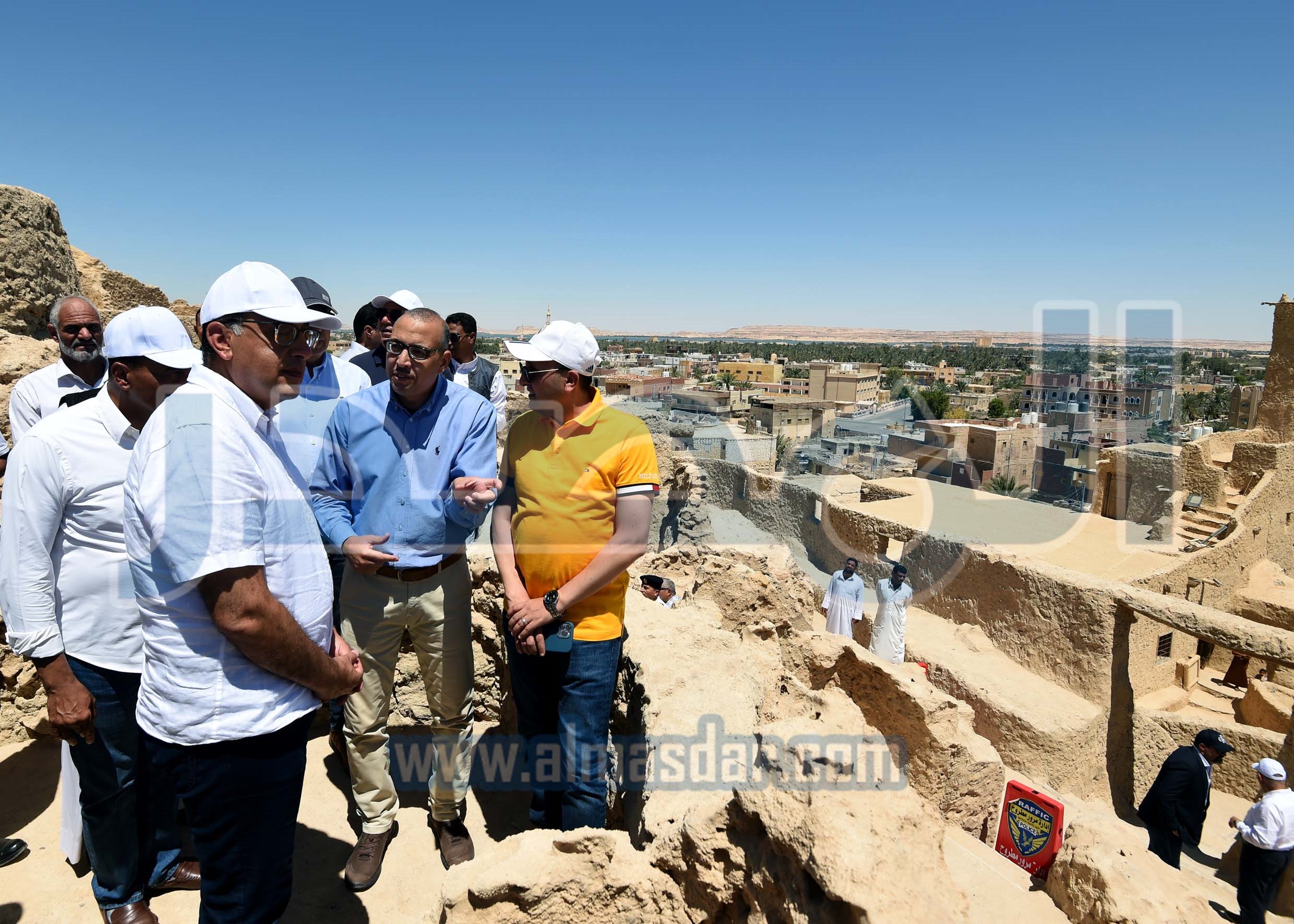 مدبولى يتفقد أعمال التنسيق الحضاري بميدان السوق بواحة سيوة