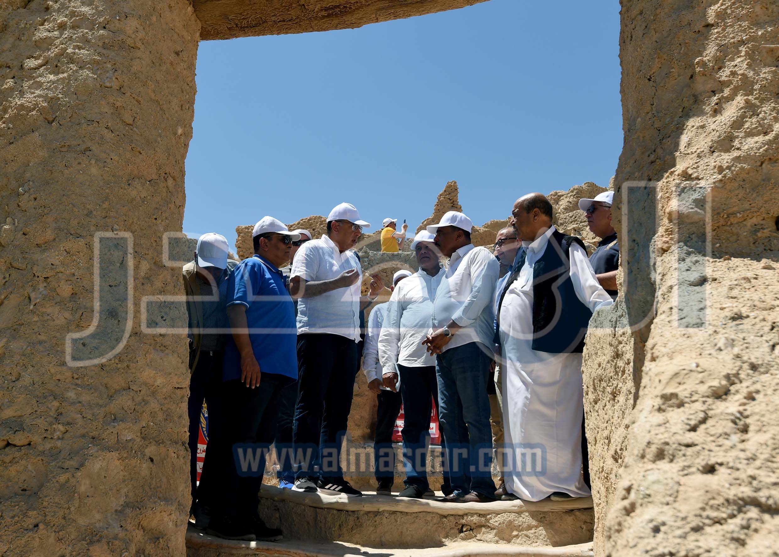 مدبولى يتفقد أعمال التنسيق الحضاري بميدان السوق بواحة سيوة