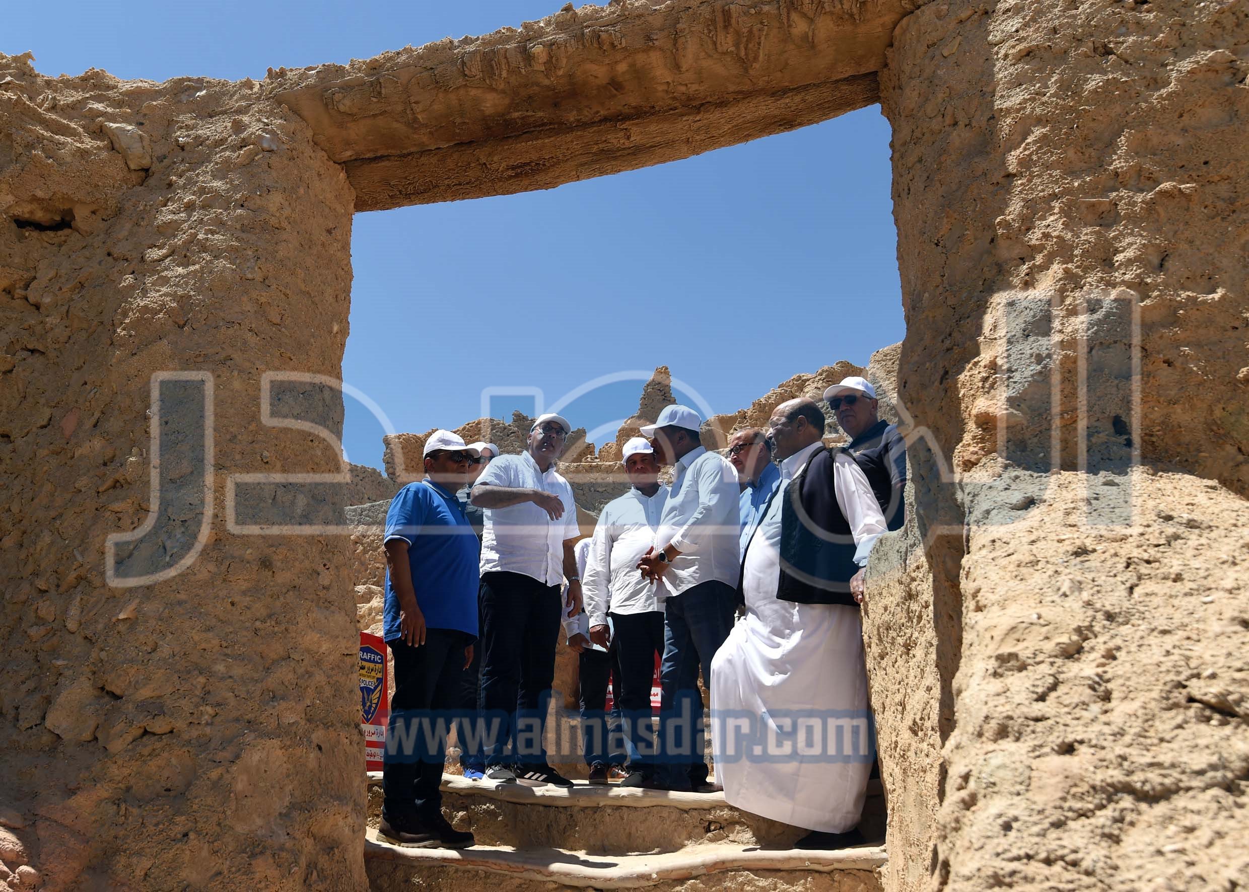 مدبولى يتفقد أعمال التنسيق الحضاري بميدان السوق بواحة سيوة
