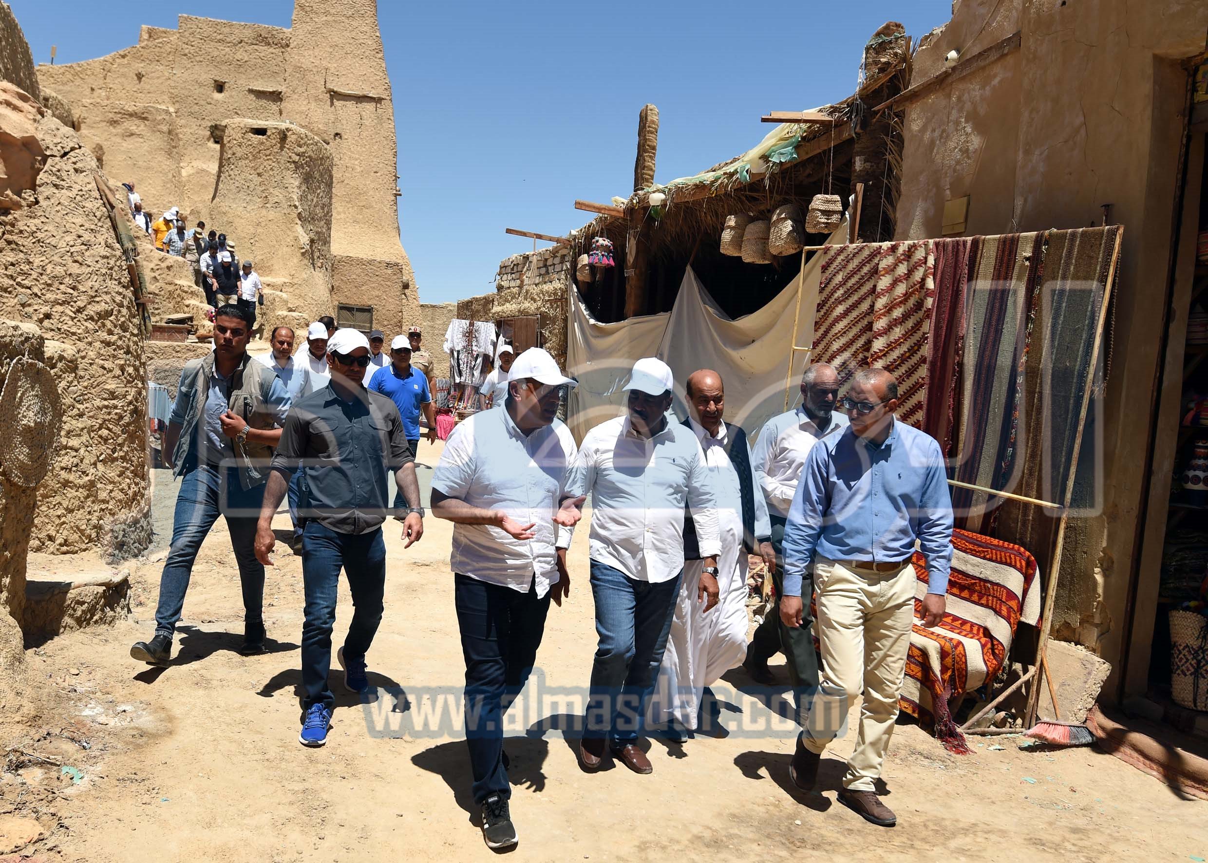 مدبولى يتفقد أعمال التنسيق الحضاري بميدان السوق بواحة سيوة