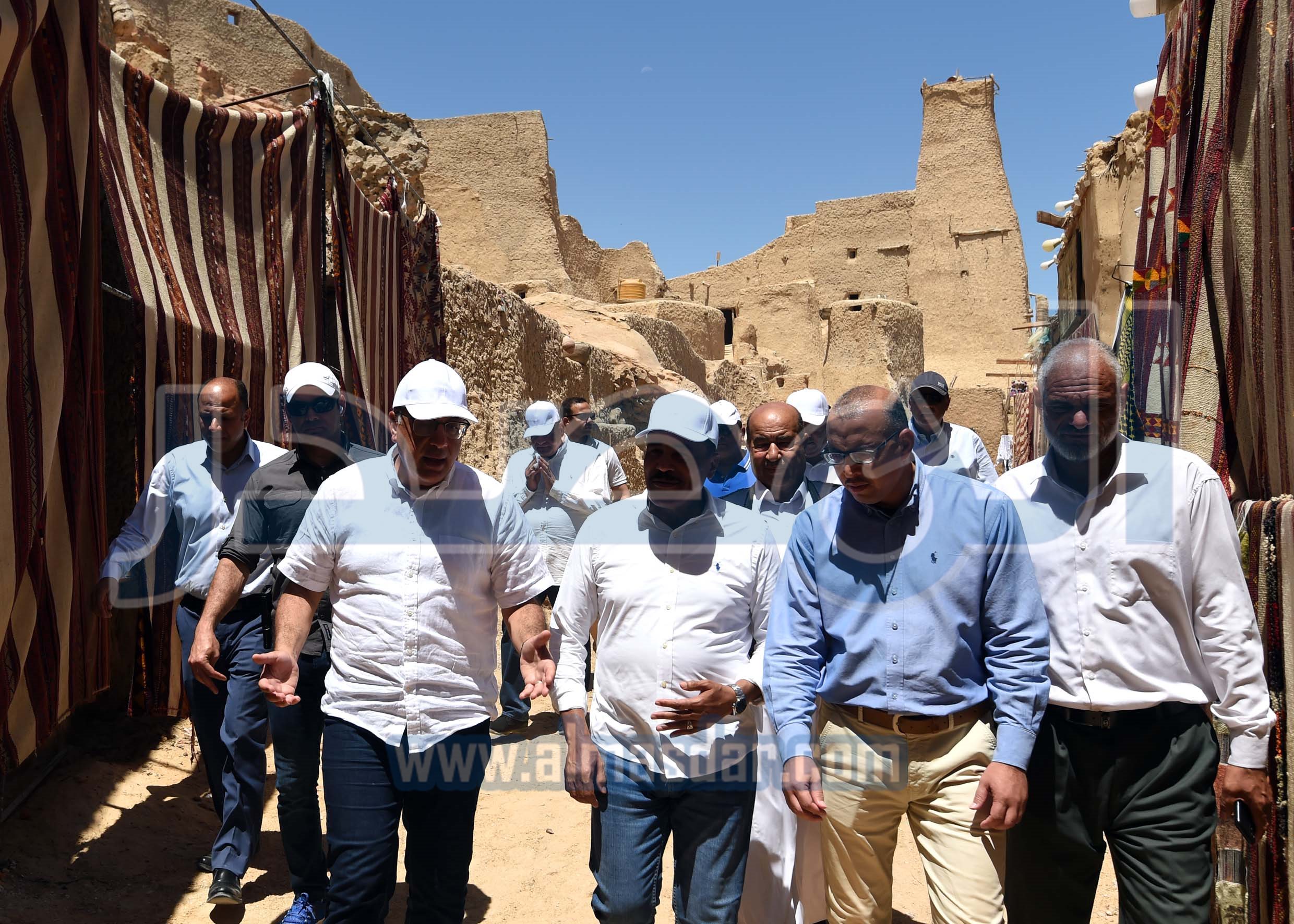 مدبولى يتفقد أعمال التنسيق الحضاري بميدان السوق بواحة سيوة