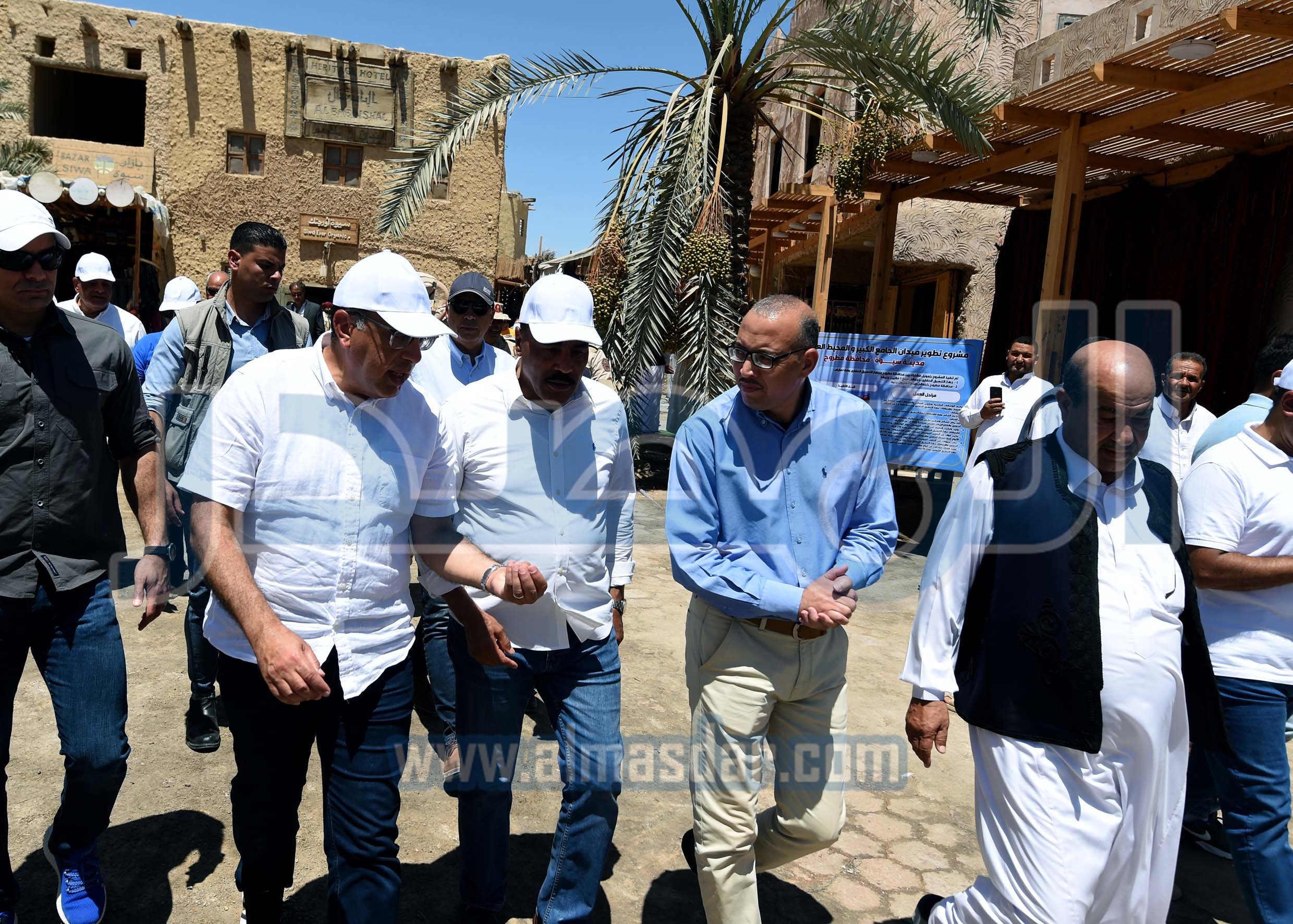 مدبولى يتفقد أعمال التنسيق الحضاري بميدان السوق بواحة سيوة