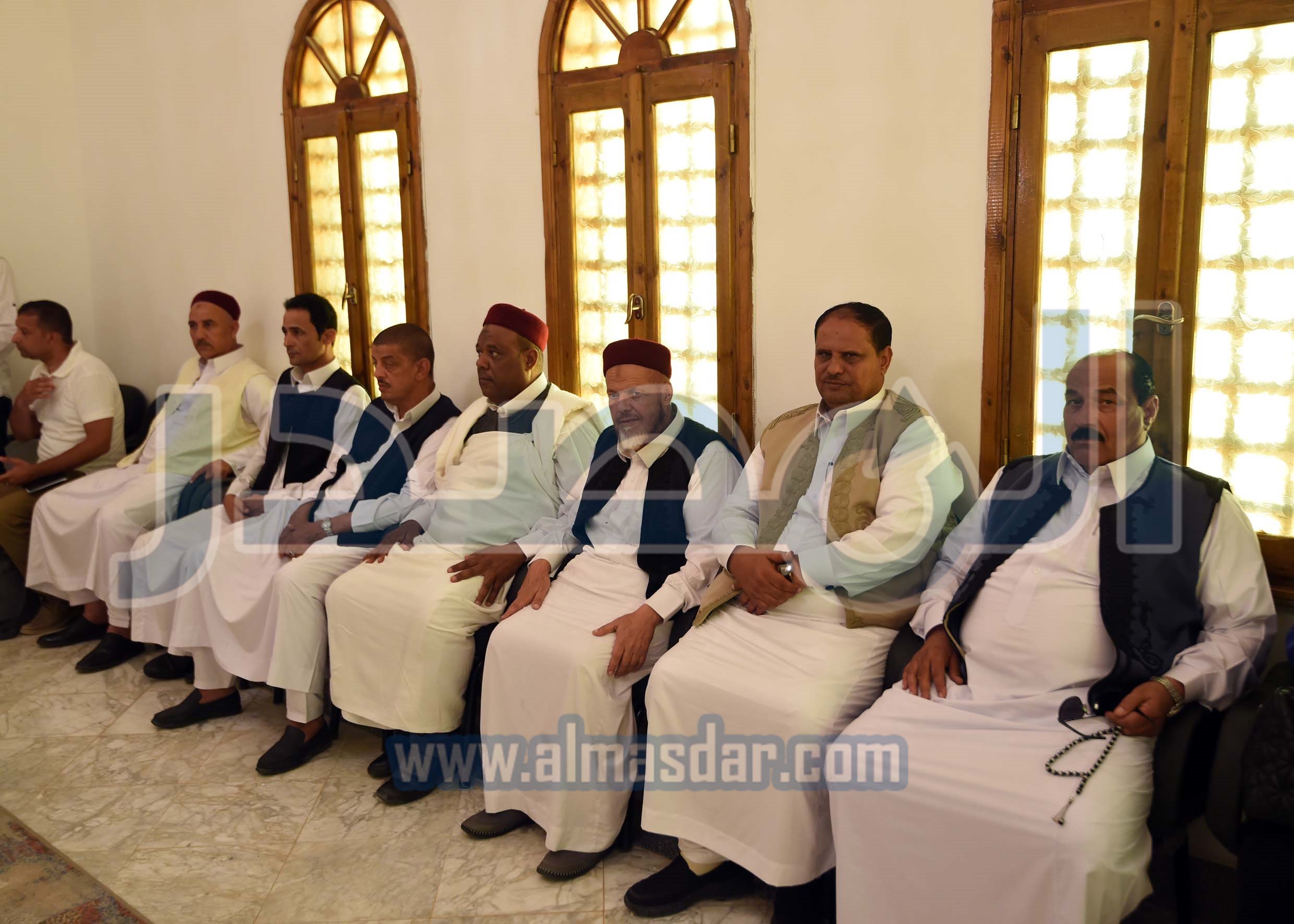 رئيس الوزراء يلتقي عدداً من كبار المشايخ والعواقل