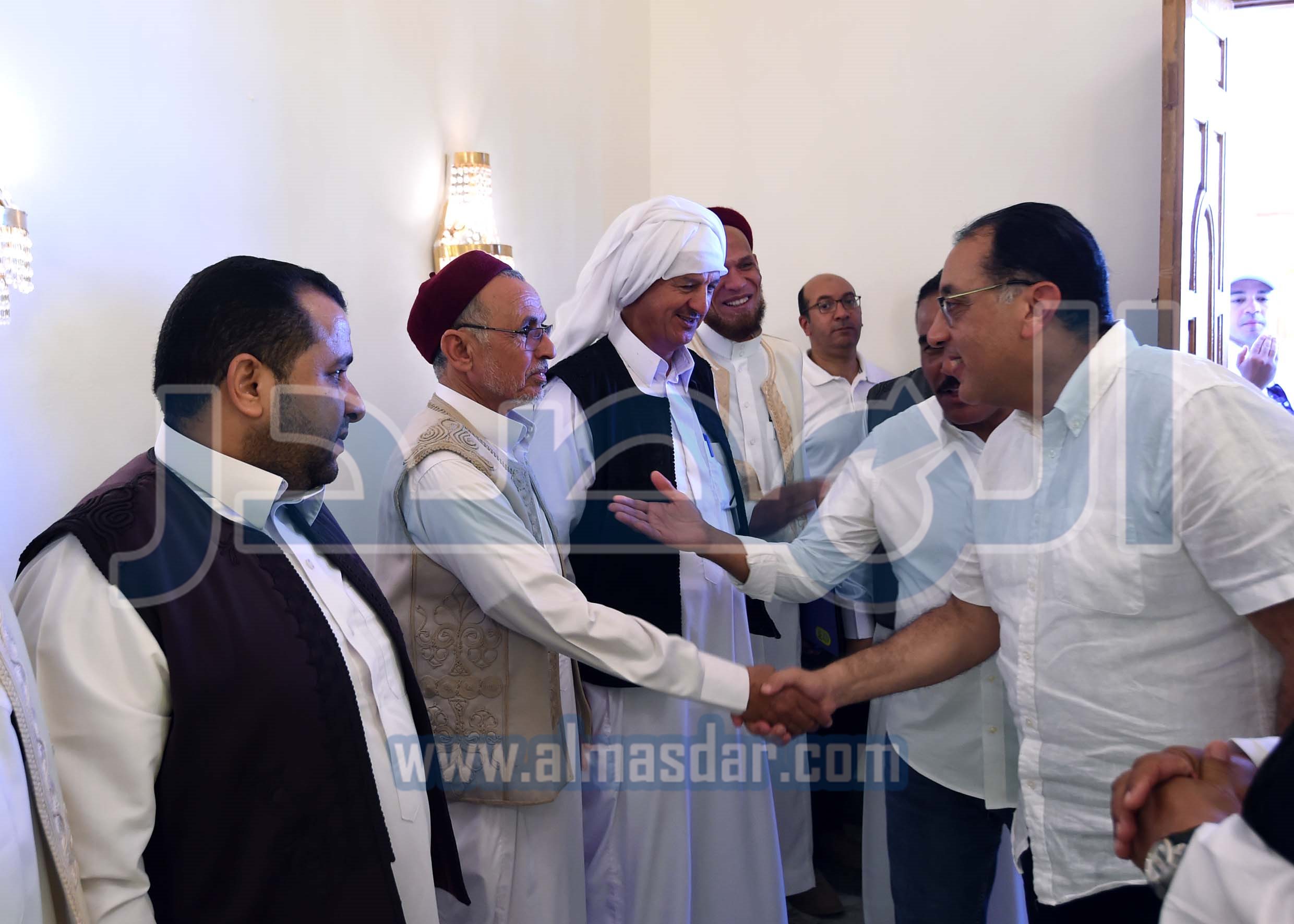 رئيس الوزراء يلتقي عدداً من كبار المشايخ والعواقل