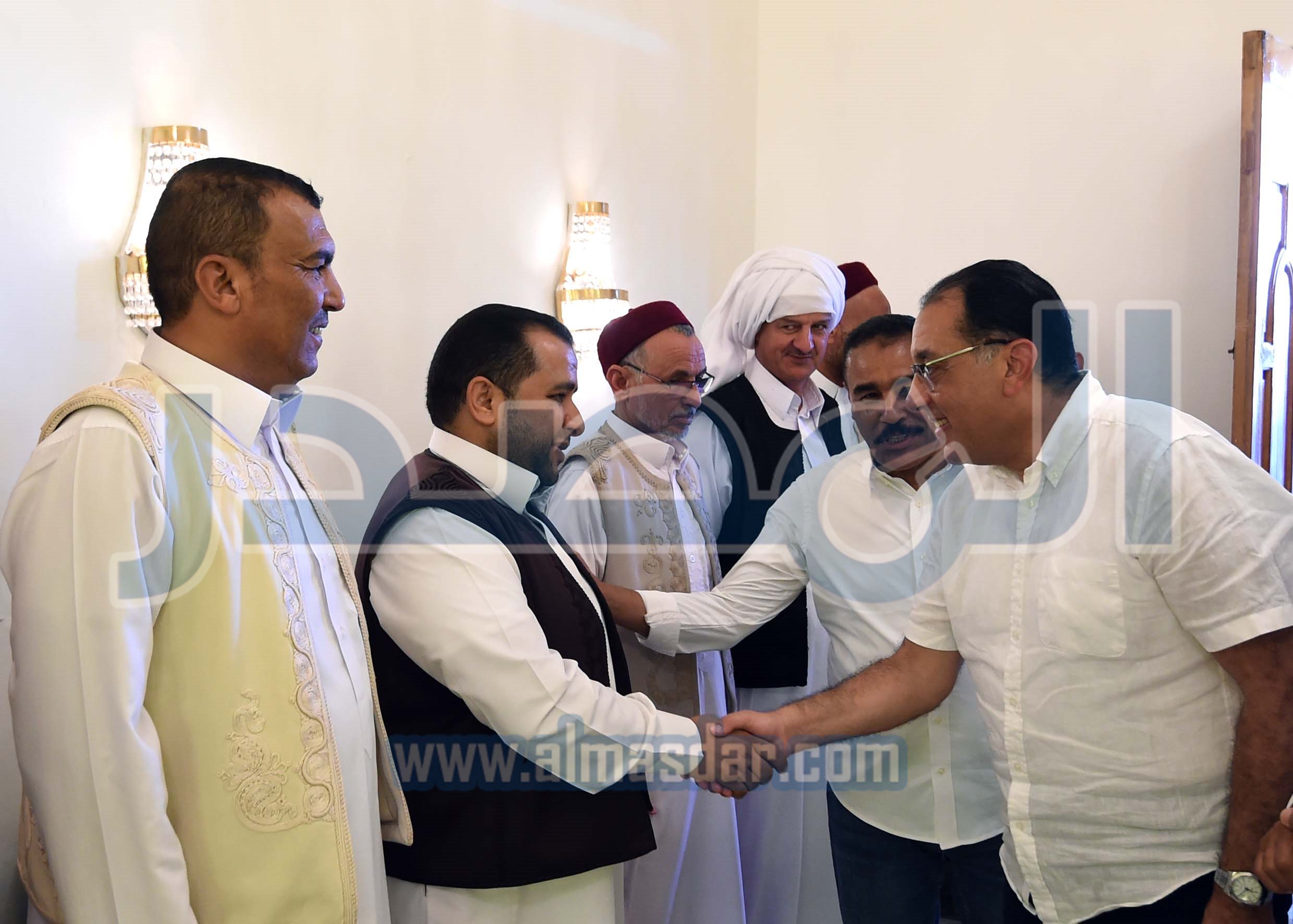 رئيس الوزراء يلتقي عدداً من كبار المشايخ والعواقل