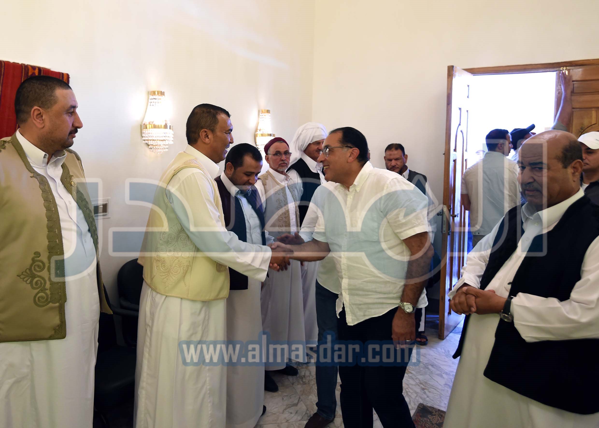 رئيس الوزراء يلتقي عدداً من كبار المشايخ والعواقل
