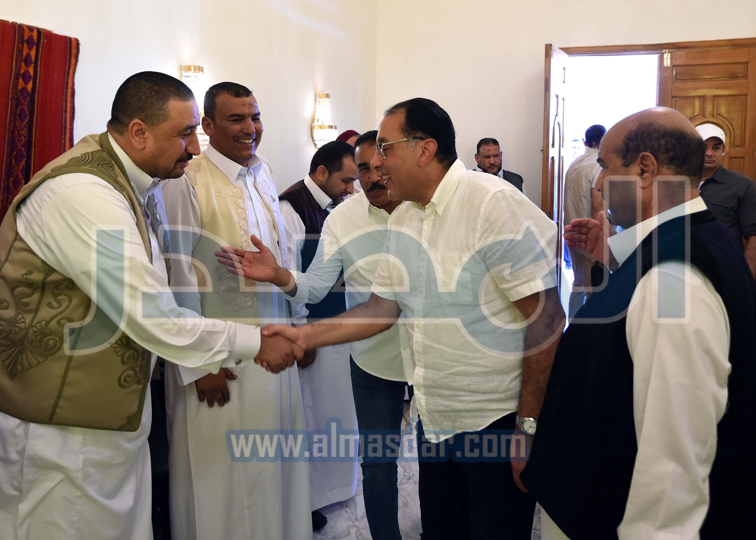 رئيس الوزراء يلتقي عدداً من كبار المشايخ والعواقل