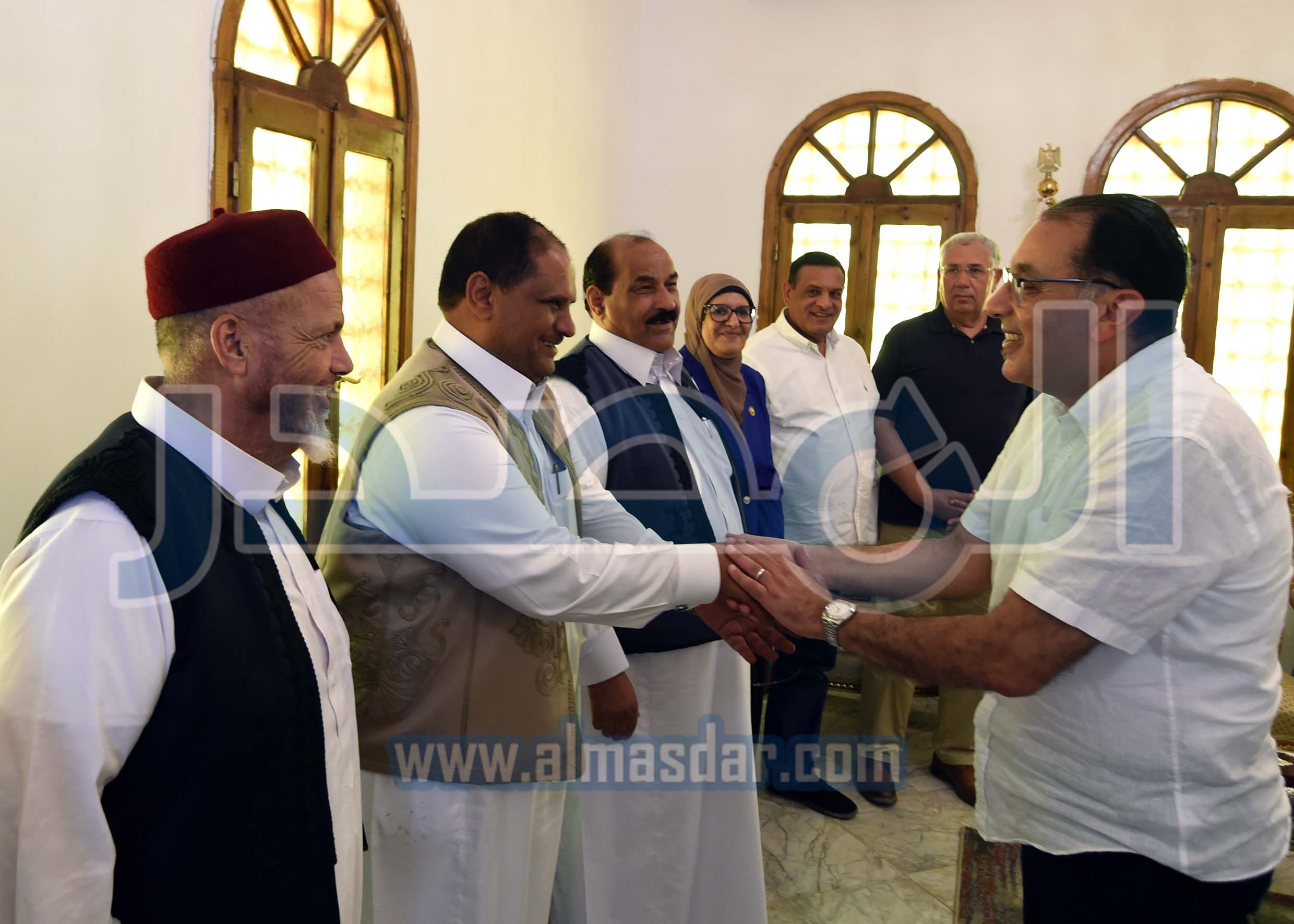 رئيس الوزراء يلتقي عدداً من كبار المشايخ والعواقل