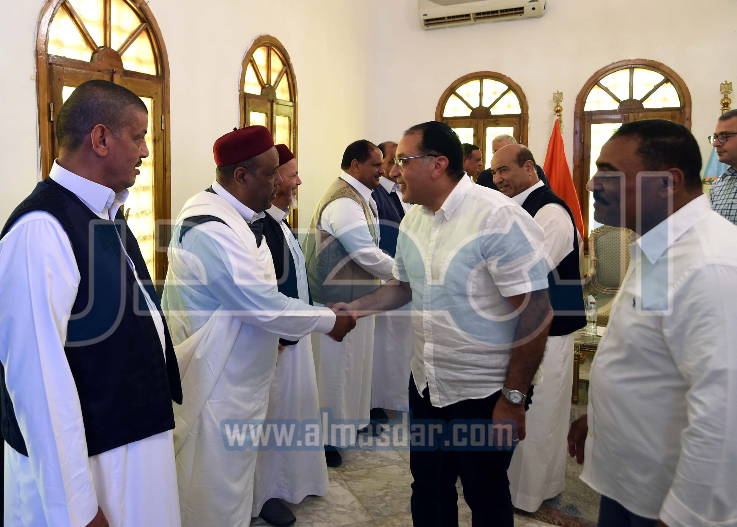 رئيس الوزراء يلتقي عدداً من كبار المشايخ والعواقل