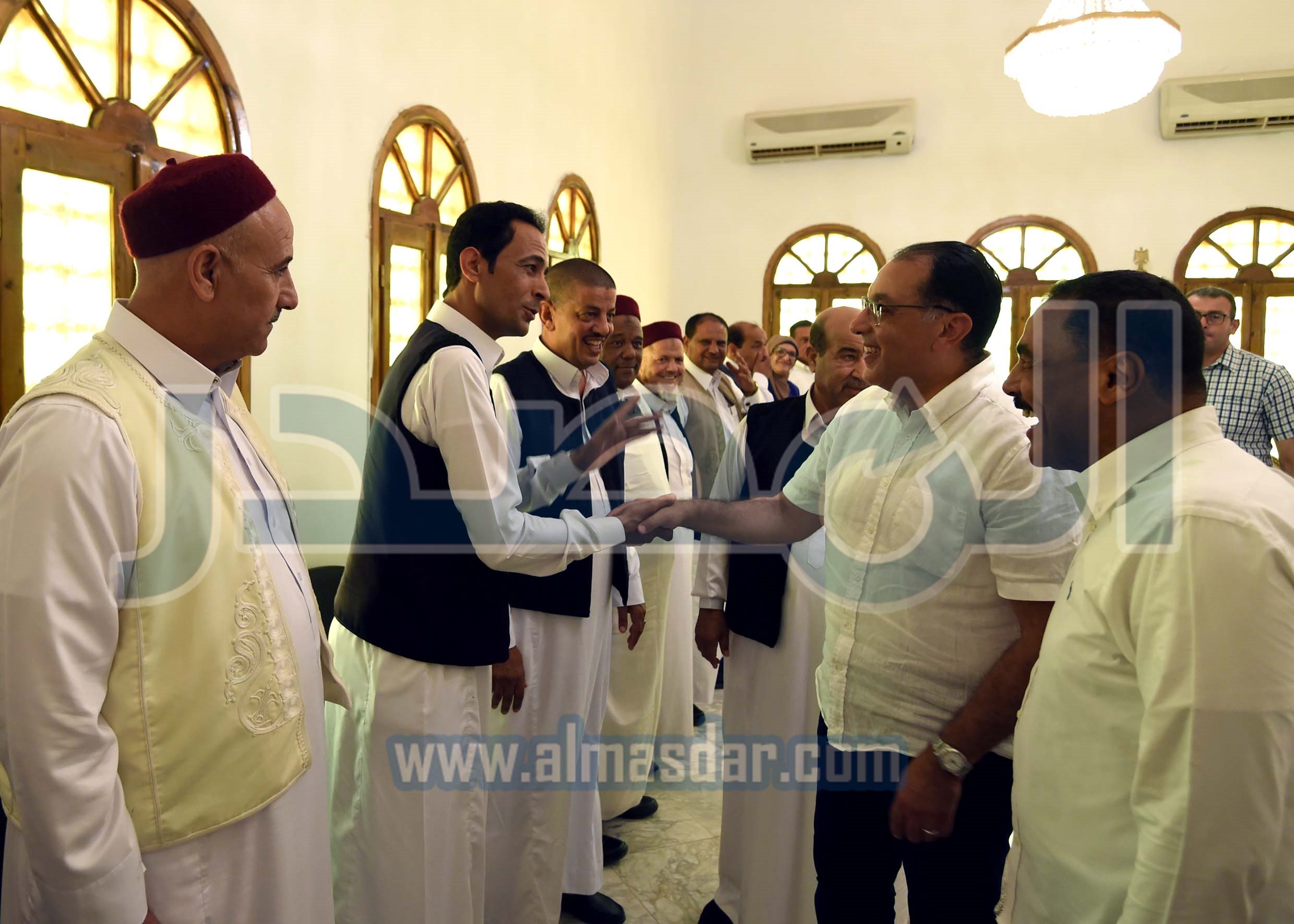 رئيس الوزراء يلتقي عدداً من كبار المشايخ والعواقل