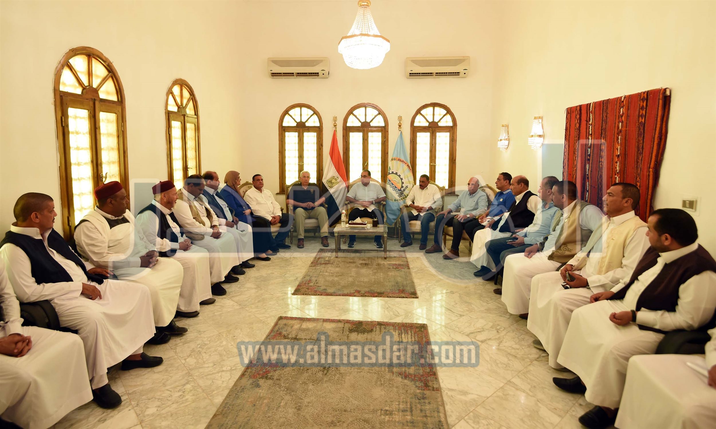 رئيس الوزراء يلتقي عدداً من كبار المشايخ والعواقل