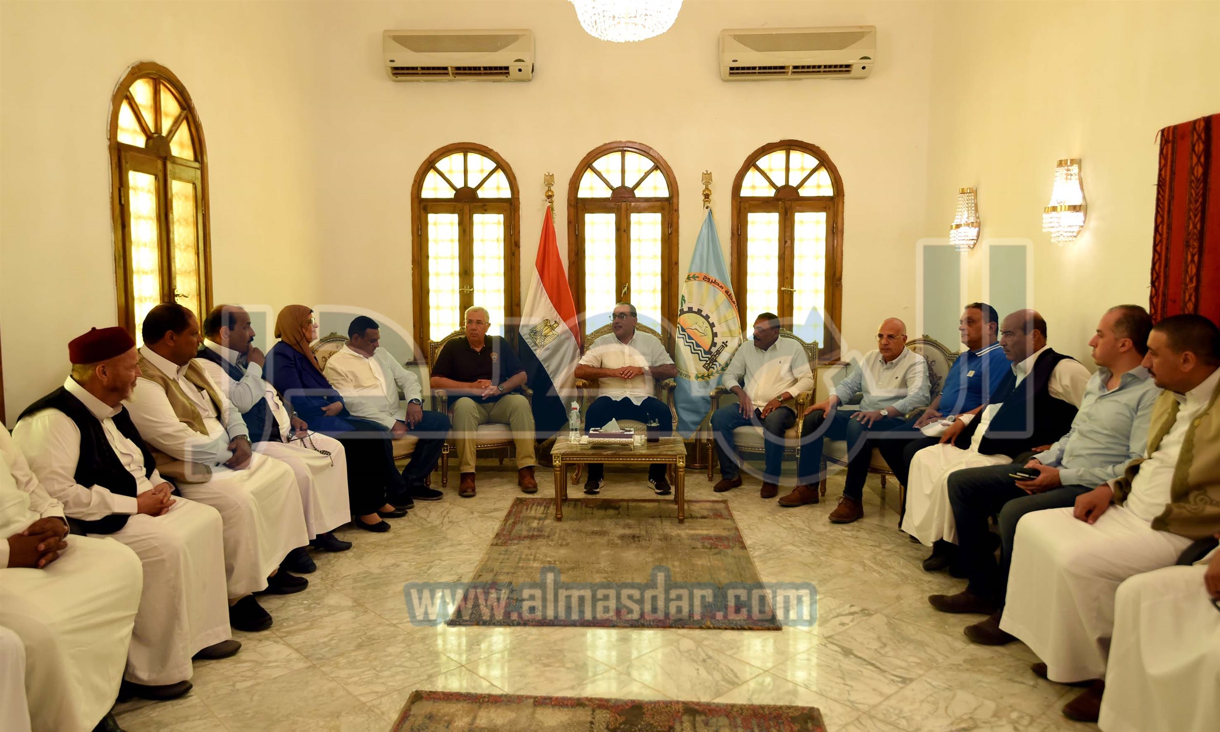 رئيس الوزراء يلتقي عدداً من كبار المشايخ والعواقل