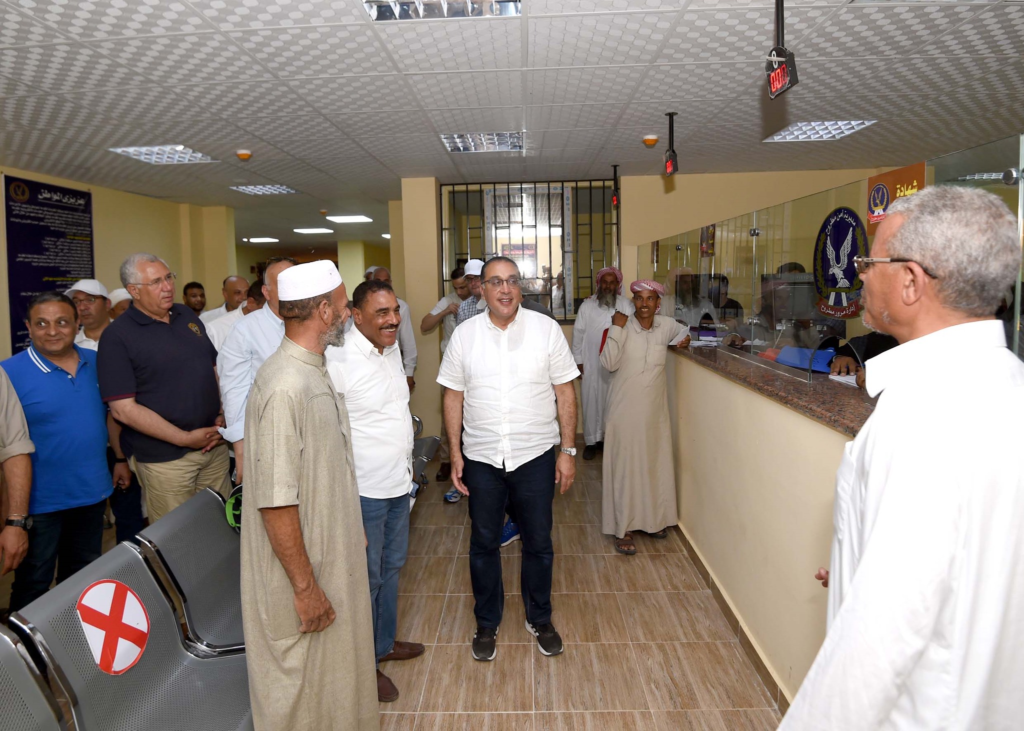رئيس الوزراء يتفقد وحدة مرور سيوة