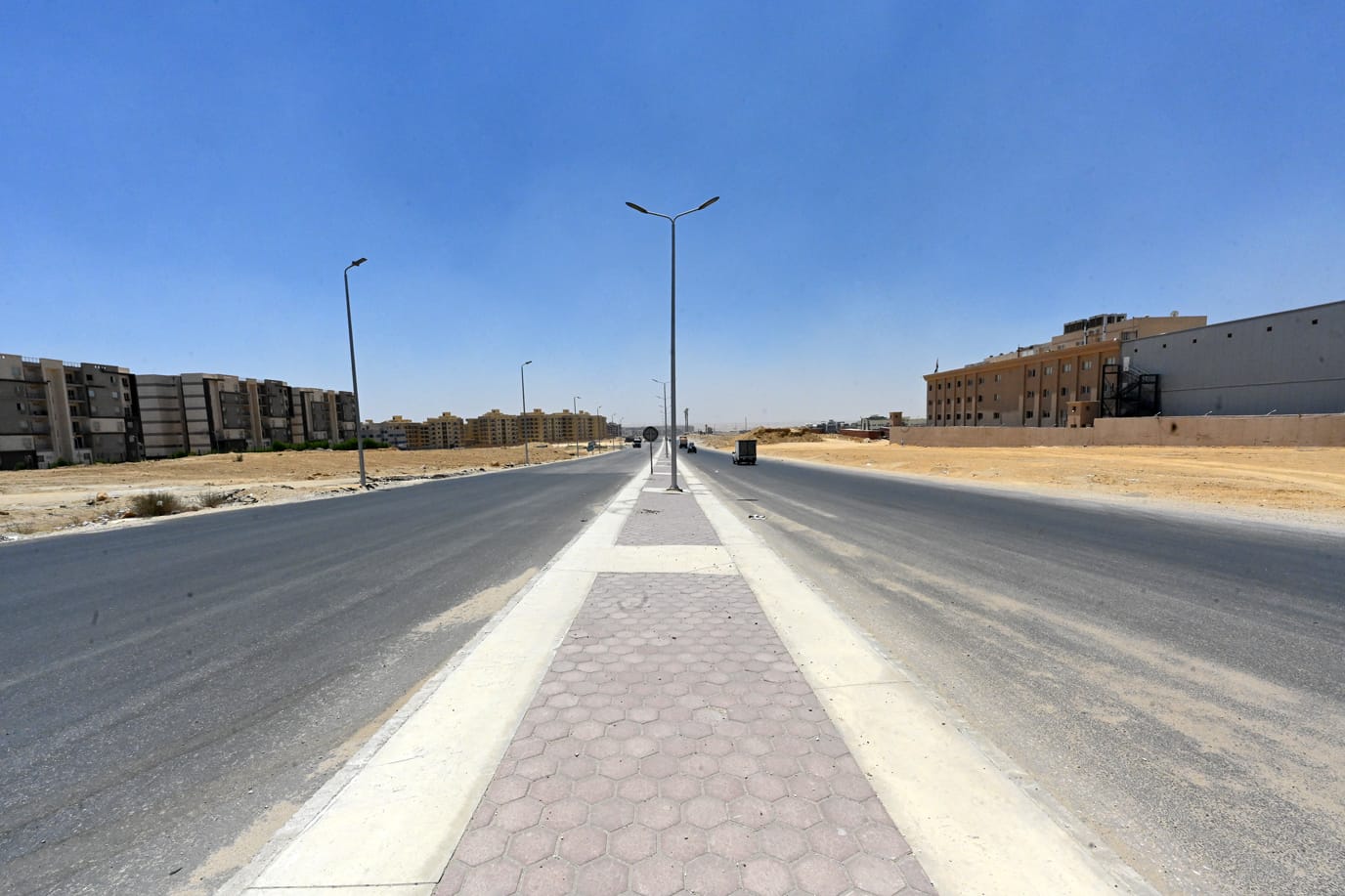 وزير الإسكان يتفقد مشروعات تطوير محاور الطرق