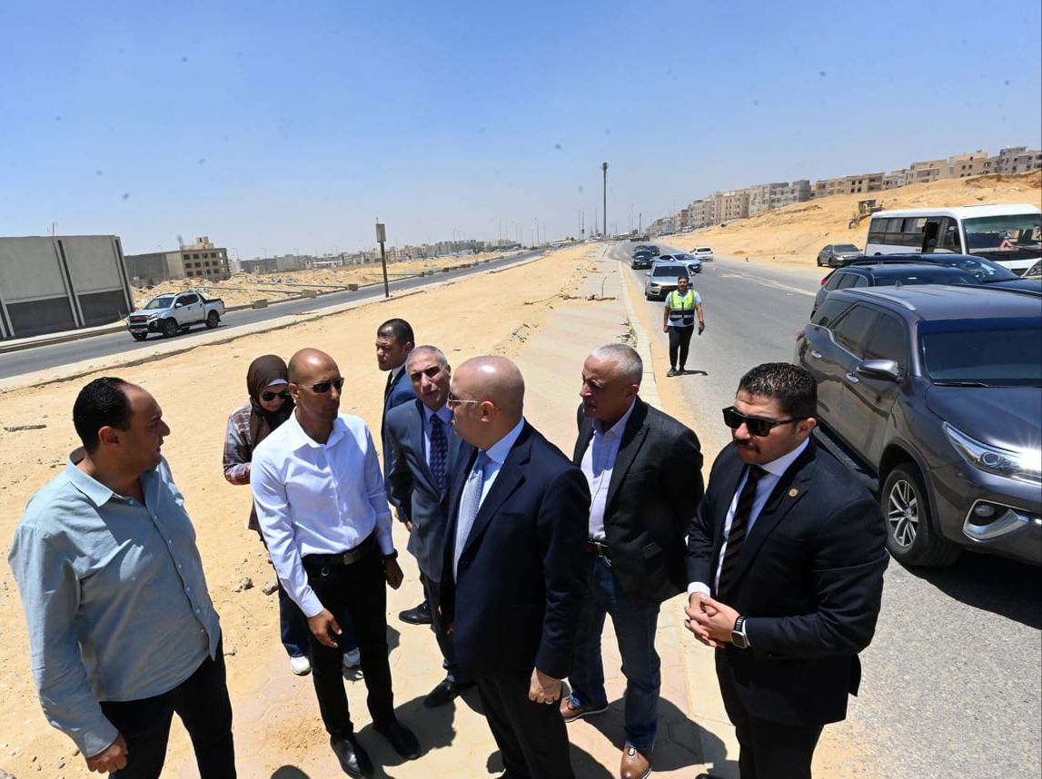 وزير الإسكان يتفقد مشروعات تطوير محاور الطرق