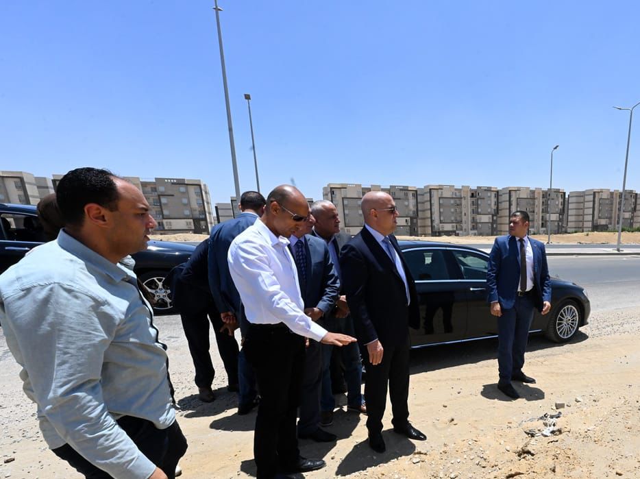 وزير الإسكان يتفقد مشروعات تطوير محاور الطرق