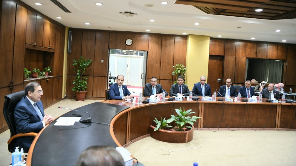 وزير البترول يبحث مع وفد
