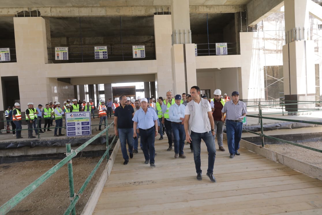 الوزير يتفقد مواقع العمل بالخط الأول من شبكة القطار الكهربى