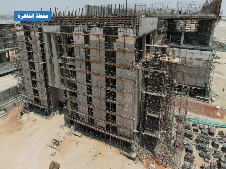 الوزير يتفقد مواقع العمل بالخط الأول من شبكة القطار الكهربى