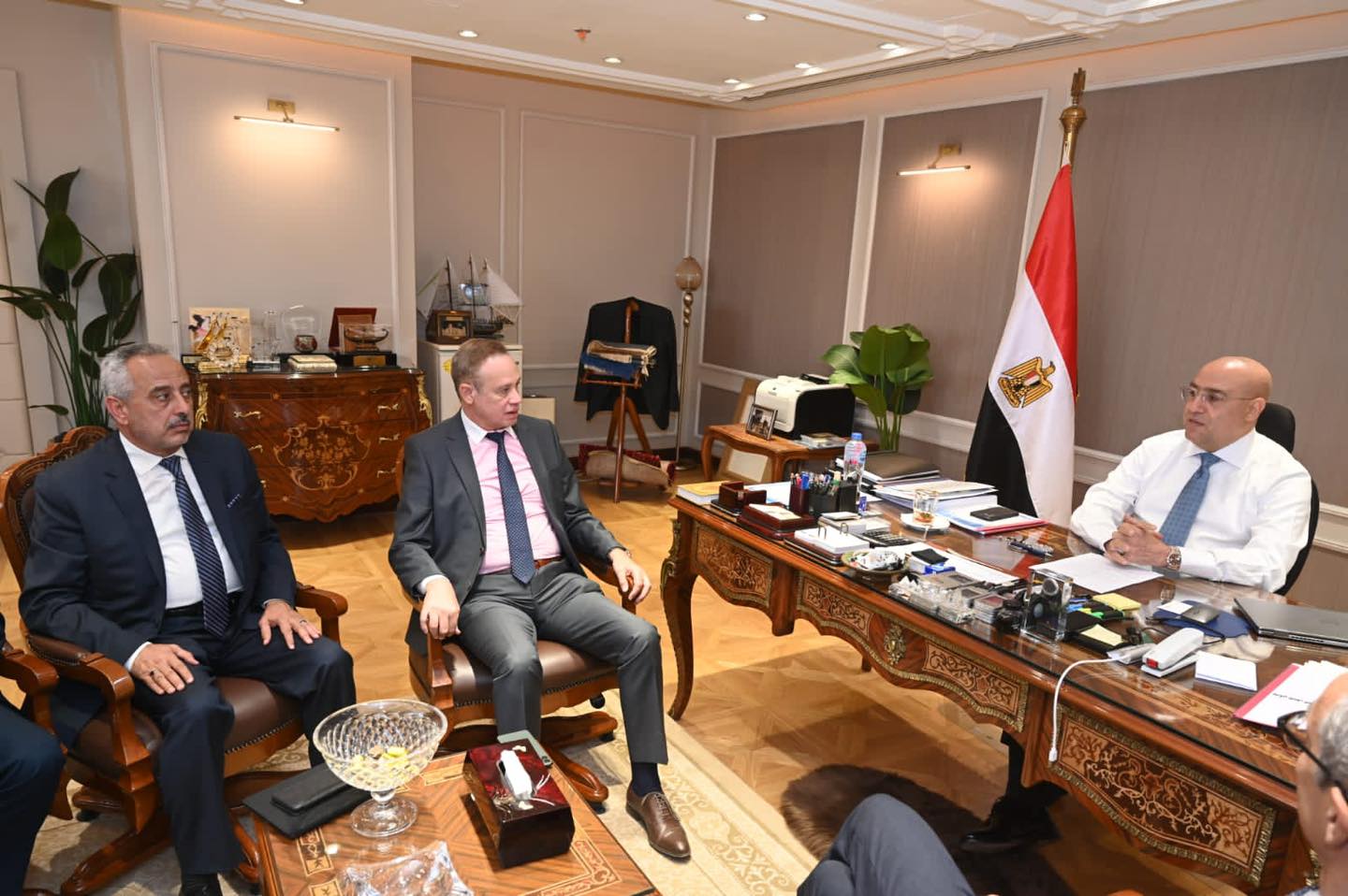 وزير الإسكان يجتمع مع مسئولى شركة أكوا باور