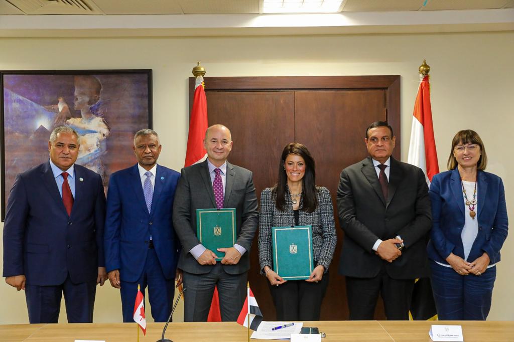 وزيرة التعاون الدولى توقع اتفاقية منحة مع السفير الكندي