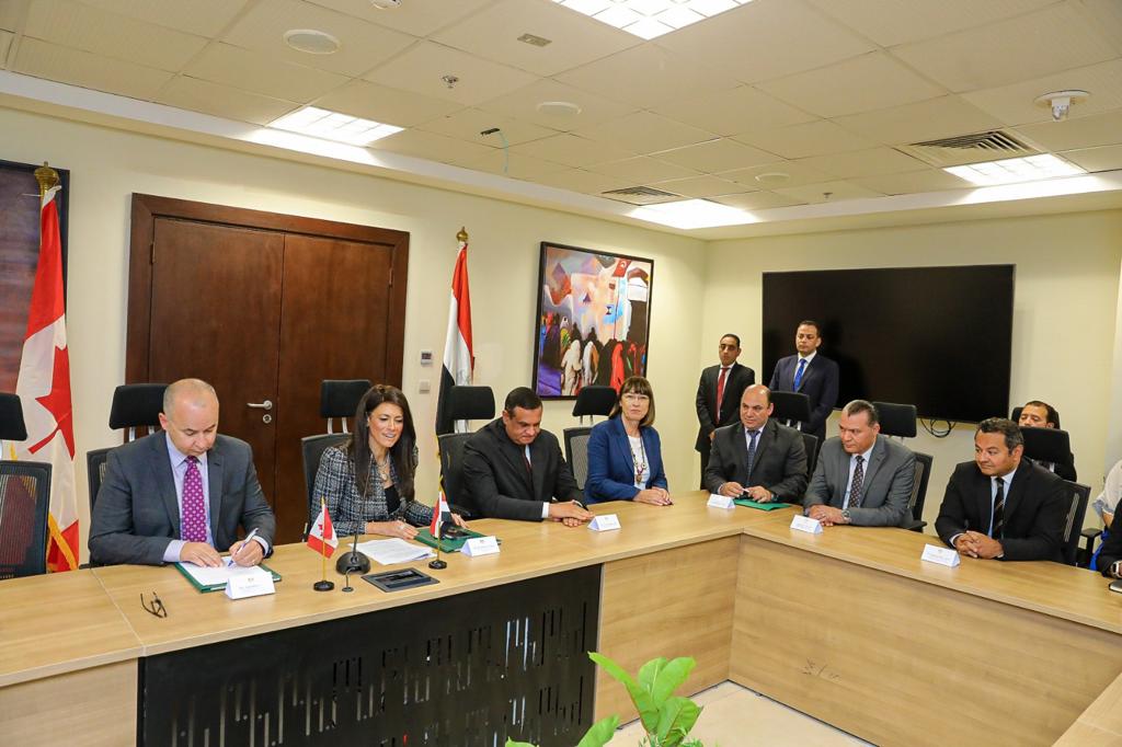 وزيرة التعاون الدولى توقع اتفاقية منحة مع السفير الكندي