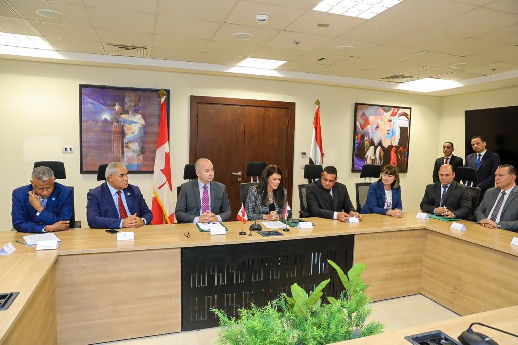وزيرة التعاون الدولى توقع اتفاقية منحة مع السفير الكندي