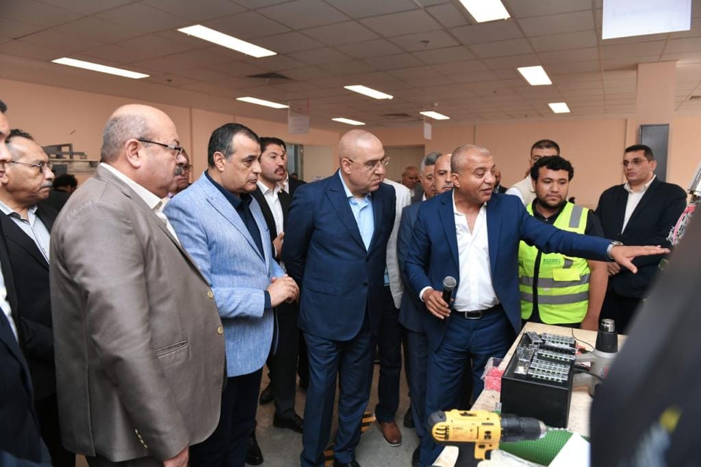 جولة تفقدية لمصنع انتاج المصاعد الكهربائية