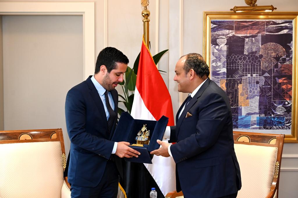 زير التجارة والصناعة ونظيره الصربي