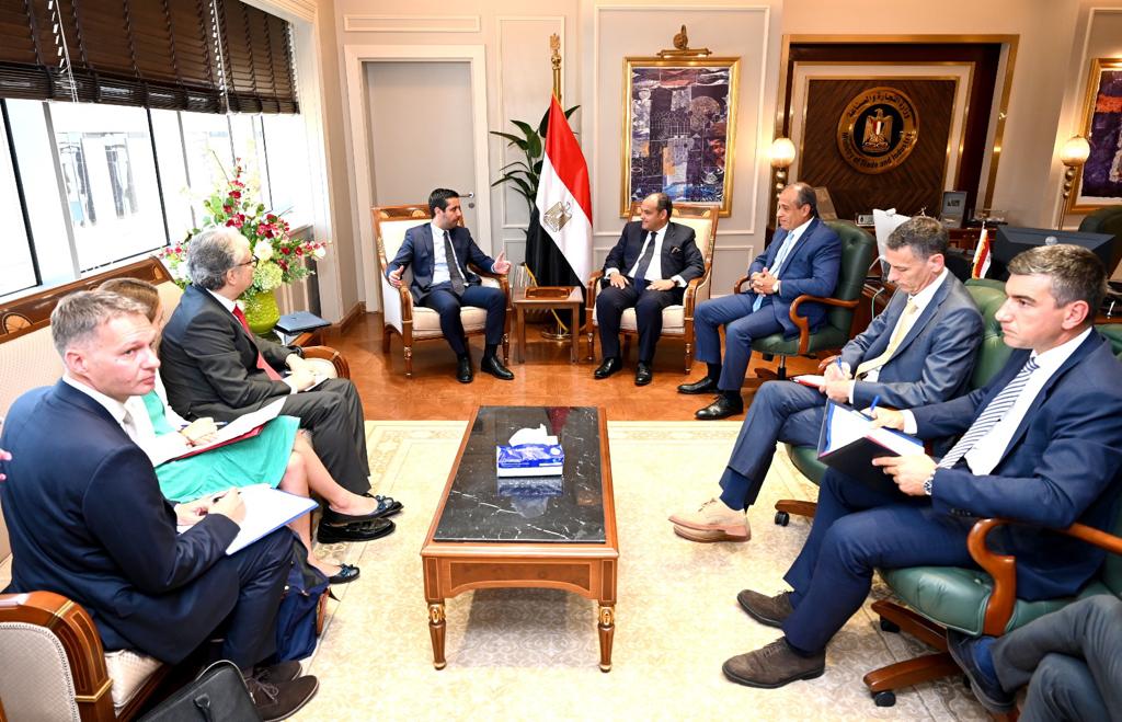 زير التجارة والصناعة ونظيره الصربي