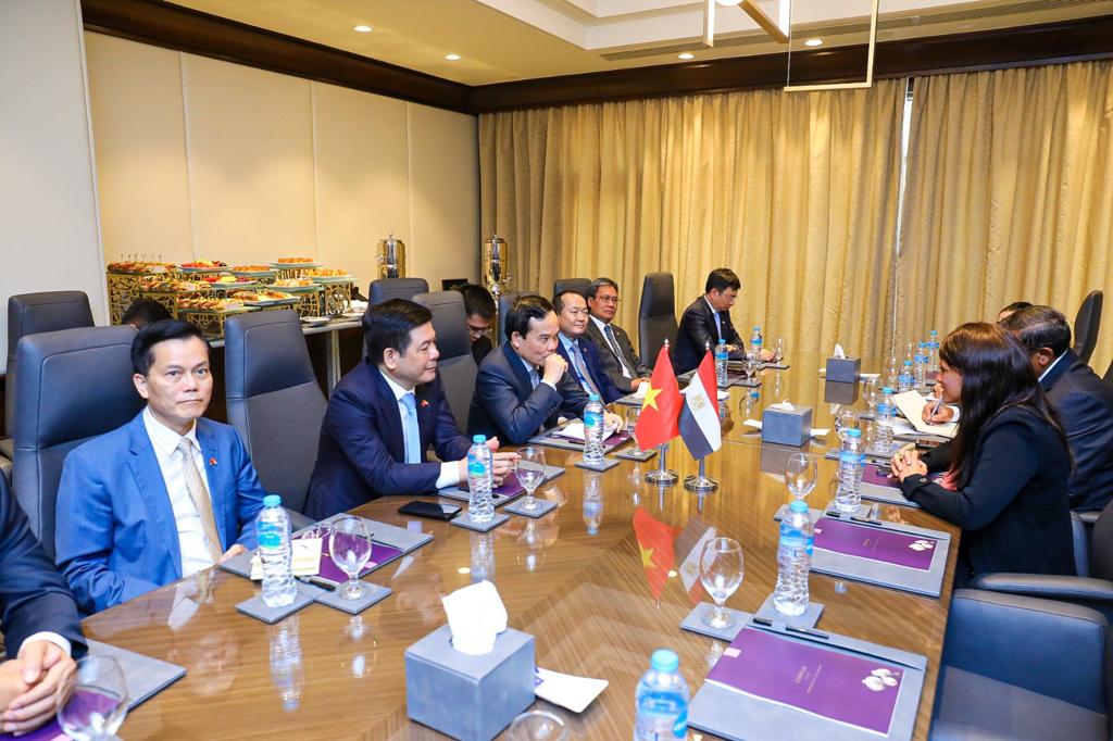 وزيرة التعاون الدولي مع نائب رئيس وزراء فيتنام