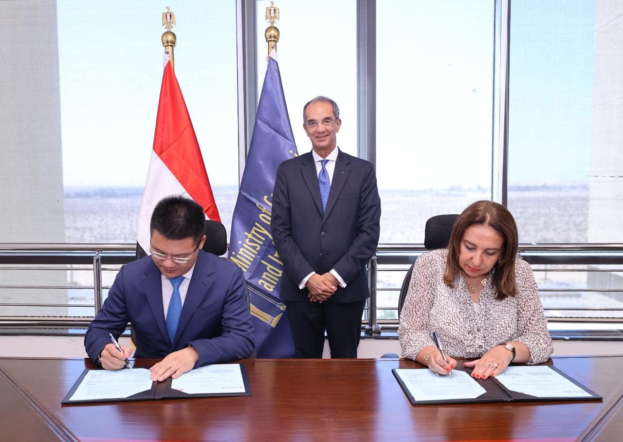 وزير الاتصالات يشهد توقيع مذكرة تفاهم مع شركة هواوى