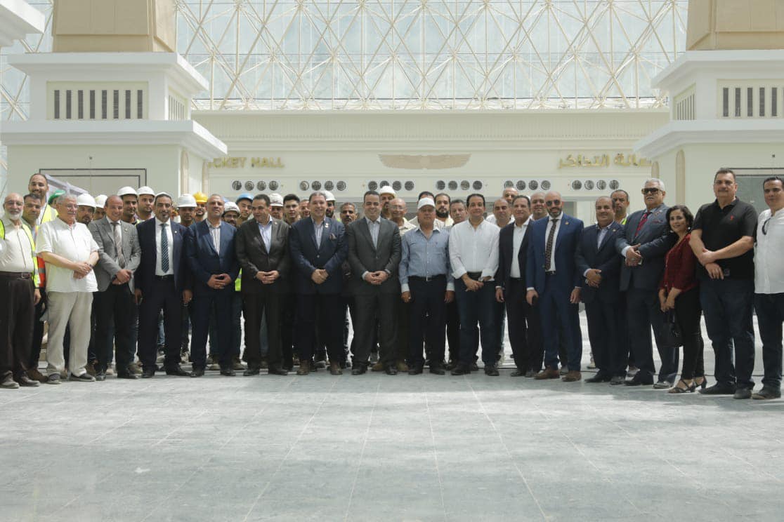 وزير النقل في جولة تفقدية بمحطة سكك حديد صعيد مصر