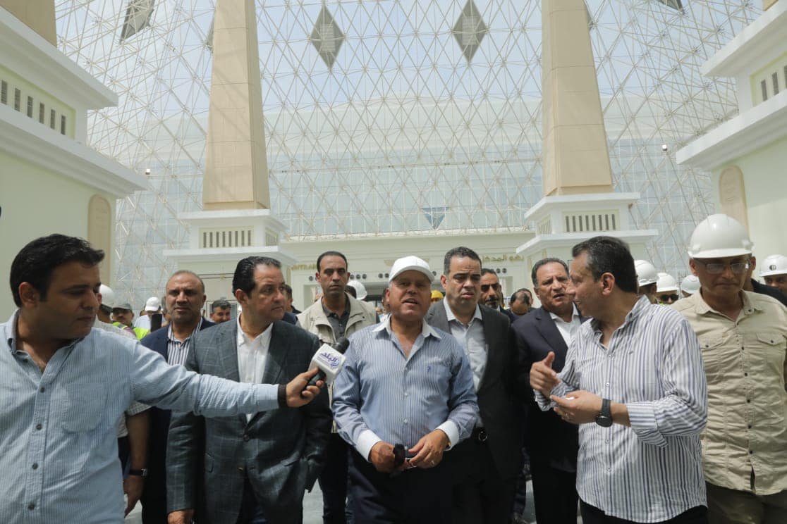 وزير النقل في جولة تفقدية بمحطة سكك حديد صعيد مصر