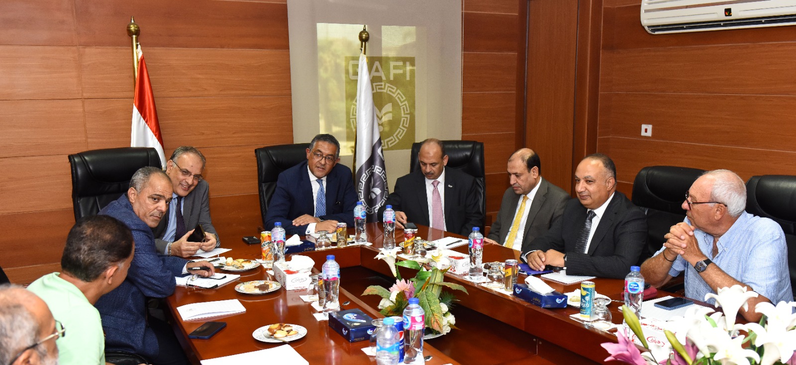 اجتماع بشأن بحث خطط تطوير المنطقة الحرة بالإسكندرية